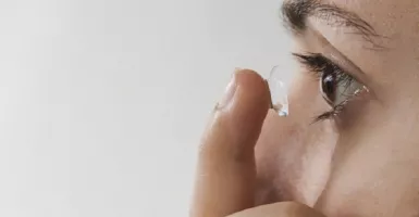 Kontak Lensa Bikin Mata Cepat Kering? Ini Penjelasan Dokter