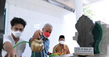 Ganjar Pranowo Ziarah ke Makam Pahlawan Nasional Saat di Sulsel