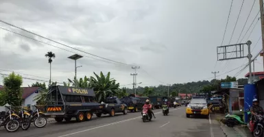 Pelantikan Pj Gubernur Papua Barat Tegang, Massa Blokade Jalan