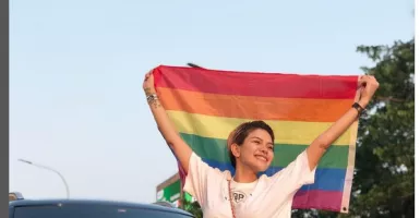 Nikita Mirzani Bentangkan Bendera Pelangi, Dukung Kesetaraan LGBT