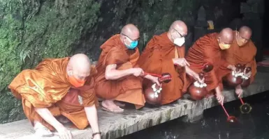 Waisak Borobudur, Para Biksu Ambil Air Berkah dari Umbul Jumprit
