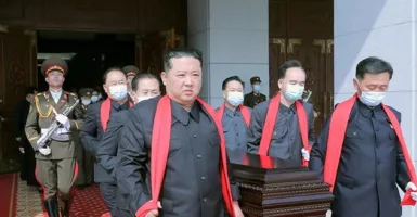 Kim Jong Un Menggotong Peti Mati, Siapa yang Meninggal?
