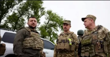 Kunjungi Garis Depan Pertempuran, Presiden Ukraina Pecat Bawahan
