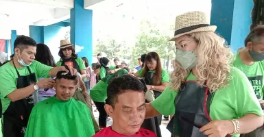 Rayakan HUT DKI, Sobat Ganjar Pranowo Gelar Potong Rambut Gratis