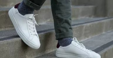4 Kiat Bersihkan Sneakers Putih dari Noda Membandel, Mudah!