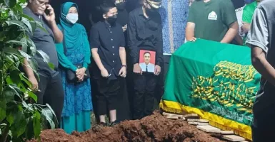 Tangis Pilu Mengiringi Pemakaman Jenazah Pilot Citilink Capt Boy