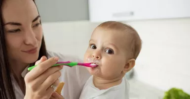 Dokter Anak: Ibu Jangan Takut Campur MPASI Pakai MSG dan Garam