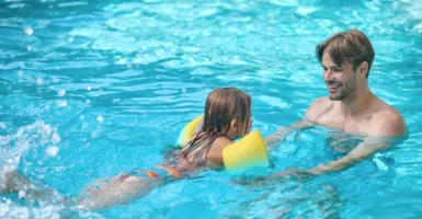Untuk Ayah, Perhatikan Kiat Penting saat Mengajak Anak Berenang
