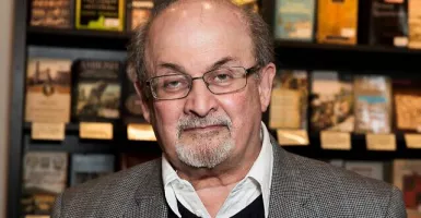 Penulis Salman Rushdie Ditikam Saat Mau Kasih Kuliah di New York