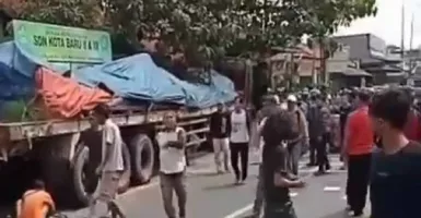 Truk Tabrak Tiang Listrik di Bekasi, 8 Orang Tewas