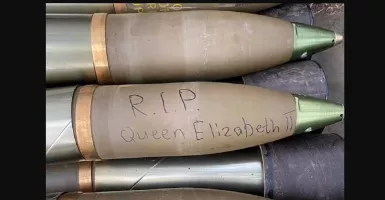 Cara Unik Tentara Ukraina Memberi Penghormatan pada Mendiang Ratu Elizabeth II