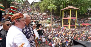 Airlangga dan Ganjar Pranowo Sebar Kue Apem di Perayaan Saparan