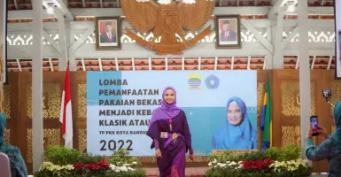 Ibu-ibu Kota Bandung Sulap Pakaian Bekas Jadi Kebaya Modern