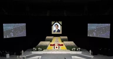 Shinzo Abe Dimakamkan, Jepang Beri Penghormatan Terakhir dengan Bunga dan Doa
