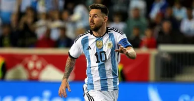 Cetak Gol, Lionel Messi Tanda Tangan di Punggung Fans Argentina