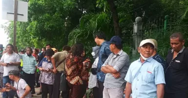 Warga Senang Bisa Nonton Langsung Upacara HUT TNI dari Seberang Istana