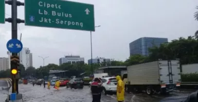 Banjir Bandang Genangi Jaksel, Personel Gabungan BPBD Turun Tangan