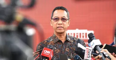 Jokowi Perintahkan Heru Budi Hartono Bereskan Banjir di Jakarta