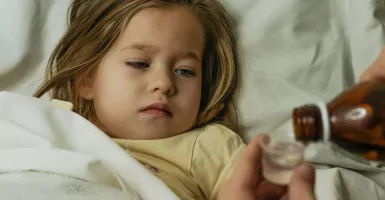 Apa yang Harus Dilakukan Jika Anak Telanjur Minum Obat Sirop Berbahan Kimia?