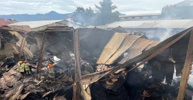 Petugas Butuh 37 Jam untuk Mengatasi Kebakaran Gudang Triplek di Bandung