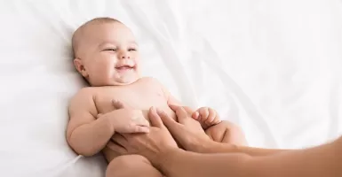 3 Manfaat Pijat Bayi yang Perlu Diketahui Orang Tua