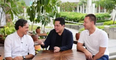 Datang ke Indonesia, Nesta dan Terry Makan Lemper Bareng Erick Thohir
