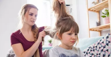 Mom, Ini Tanda Anak Memiliki Kutu Rambut