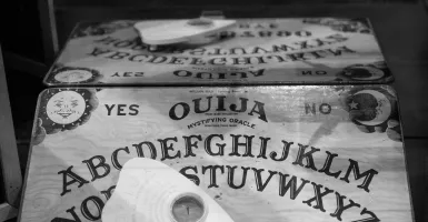 Sekelompok Siswa Pingsan Setelah Berupaya Memanggil Arwah dengan Papan Ouija