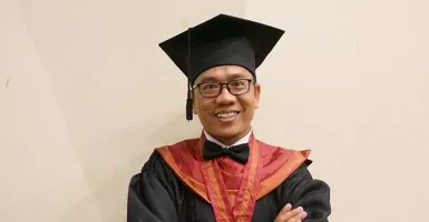 Orang Tua Dihina, Munahar Jadi Lulusan Terbaik UM Surabaya