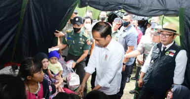 Sambangi Pengungsian Cianjur, Jokowi Bagi Ayam dan Bingkisan