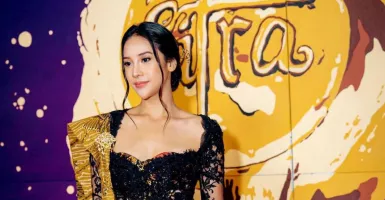 Cantiknya Anya Geraldine dalam Balutan Kebaya di Red Carpet FFI 2022