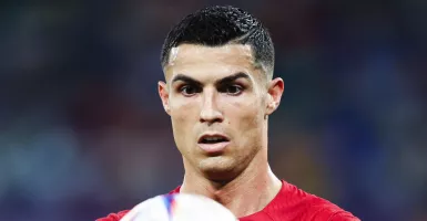 Waduh, Ronaldo Ketahuan Ambil Makanan dari Dalam Celana