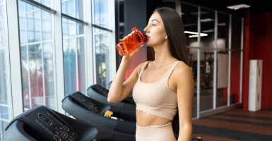 Kamu Sebenarnya Nggak Perlu Minum 8 Gelas Air Sehari, Kata Studi Baru