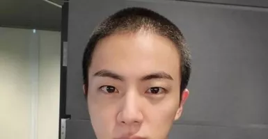 Jelang Wamil, Jin BTS Unggah Selfie dengan Rambut Baru