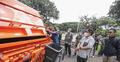 Optimalkan Pengangkutan Sampah, Kota Bandung Tambah 12 Unit Truk Compactor