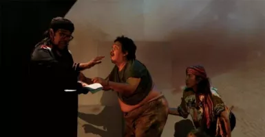 Asrizal Nur Guncang Teater Taman Ismail Marzuki dengan Puisi dan Gurindam