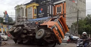 Kronologis Mobil TNI Tertimpa Truk Pasir, Videonya Viral!