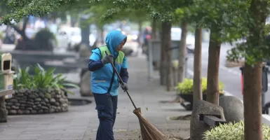 427 Petugas dan 16 Truk Siap Tangani Sampah Perayaan Malam Tahun Baru di Bandung