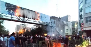 Protes di Iran Terus Memanas, Anggota Pasukan Keamanan Ditembak Mati