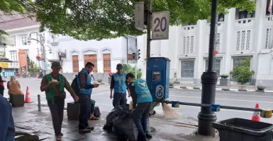 Petugas Kebersihan Kota Bandung Bereskan Sampah Saat Tahun Baru