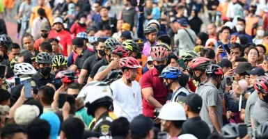 Gaya Santai Jokowi Bersepeda di Kawasan CFD, Lihat Siapa disekelilingnya