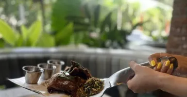Sensasi Makan di Piring Bentuk Sekop Besar di Kafe The Garden Jakarta
