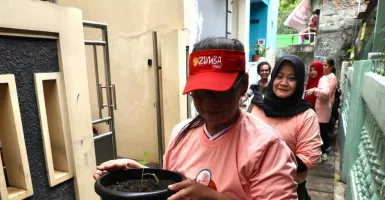 Ajari Warga Bertanam, Mak Ganjar Bagi 500 Pohon Cabai di Jakarta Pusat