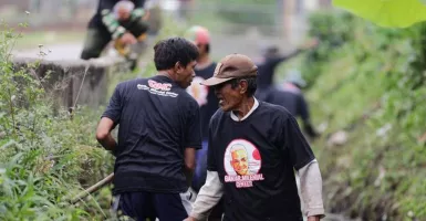 Cegah Banjir, Ganjar Milenial Center Gotong Royong Bersihkan Sungai