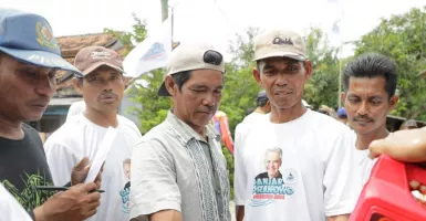 Warga Subang Bahagia, Komunitas Nelayan Pesisir Bagi Oli Gratis
