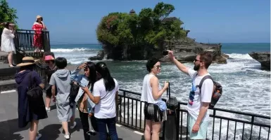 Turis Asing Dilarang Sewa Motor di Bali, Wajib Mobil Travel Agent