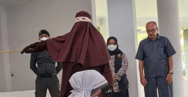 Berzina, 2 Orang di Banda Aceh Dieksekusi Hukuman Cambuk