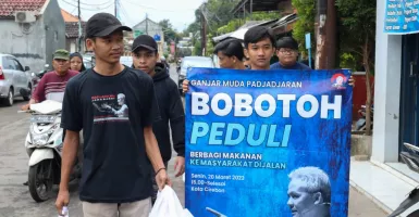 Sambil Nobar Persib Bandung, Ganjar Muda Padjadjaran Tumbuhkan Rasa Sosial