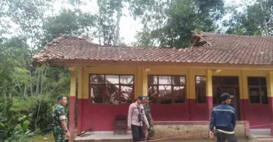 2 Atap Sekolah Ambruk Seusai Hujan Lebat di Garut, Jawa Barat