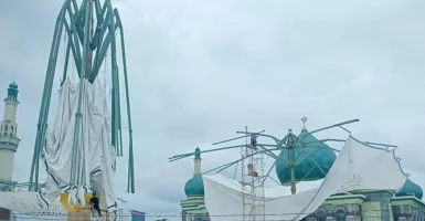 Badai di Pekanbaru Sebabkan 2 Payung Raksasa Masjid Annur Rusak